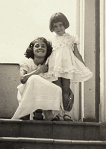 Eva posa con su hermana mayor, Laura, a quien dedicó el libro Anjinho (Angelito) Eva posa con su hermana mayor, Laura, a quien dedicó el libro Anjinho (Angelito)