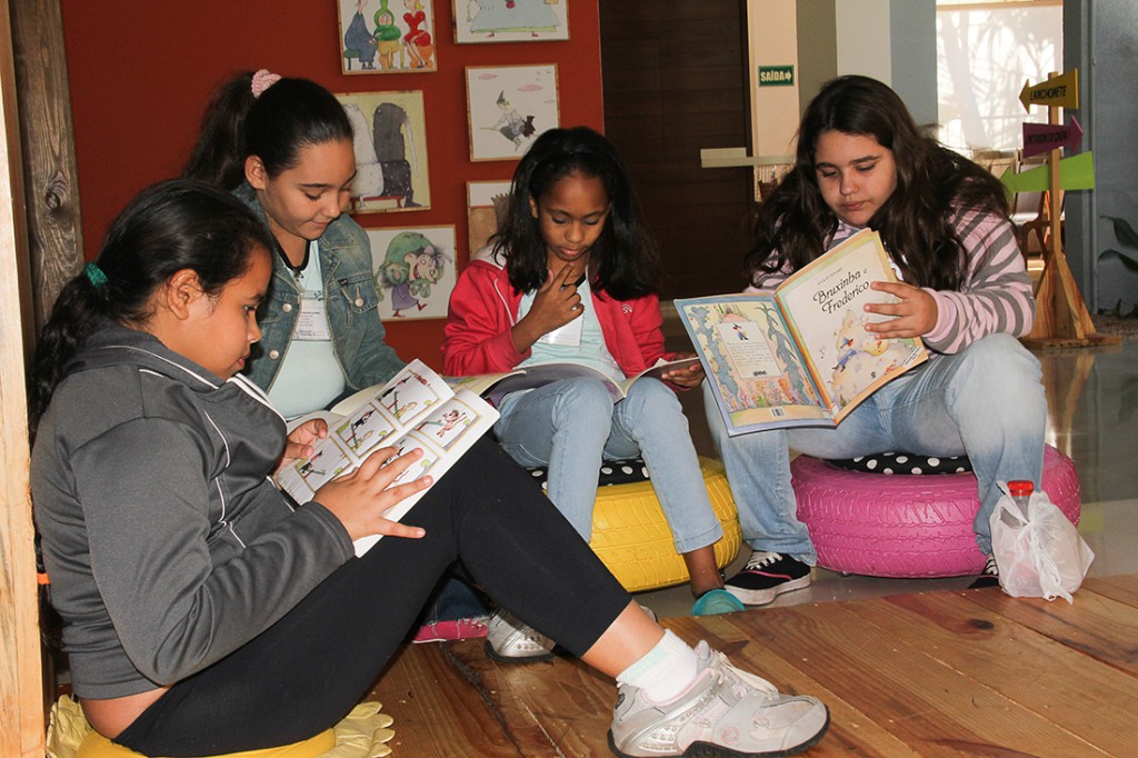 Un bosque con cojines de dulces y muñecos de los personajes invita a las personas a leer.