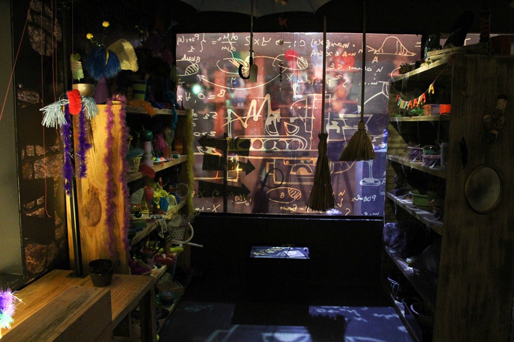 Y al lado está la casa de la bruja, con sus objetos, una ventana de sombras y una estantería llena de ingredientes para pociones y hechizos.