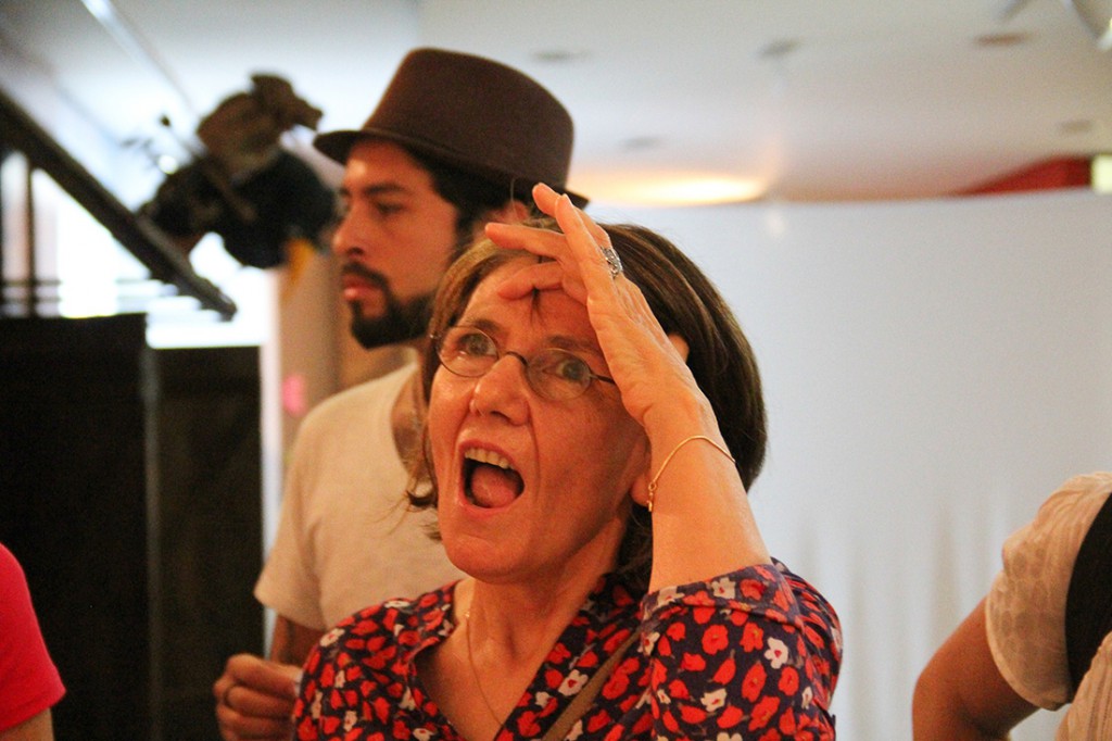 ...Y esta es la cara de Eva Furnari cuando visitó la exposición por primera vez y vio a sus cuentos saltando de los libros al mundo.