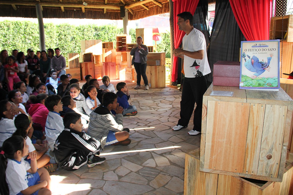 When they enter the exhibition, the children are welcomed by a story teller.