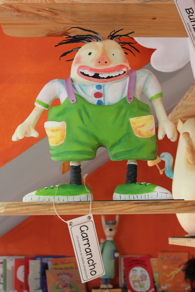 Un bosque con cojines de dulces y muñecos de los personajes invita a las personas a leer.