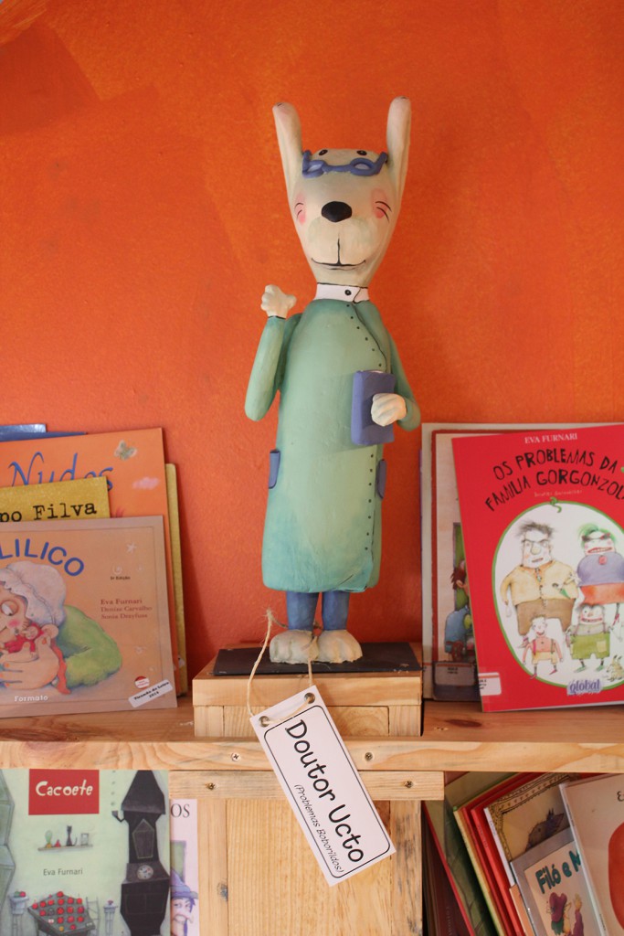 Un bosque con cojines de dulces y muñecos de los personajes invita a las personas a leer.