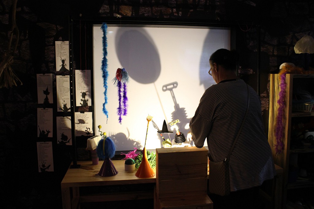 Y al lado está la casa de la bruja, con sus objetos, una ventana de sombras y una estantería llena de ingredientes para pociones y hechizos.