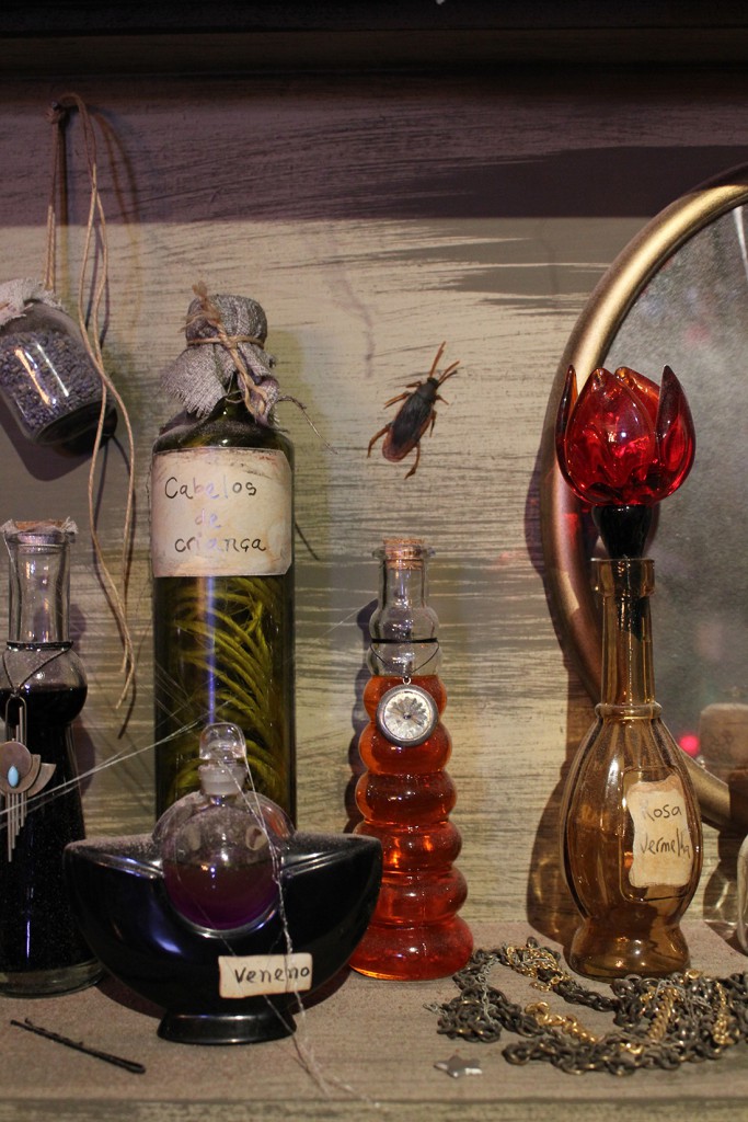 Y al lado está la casa de la bruja, con sus objetos, una ventana de sombras y una estantería llena de ingredientes para pociones y hechizos.