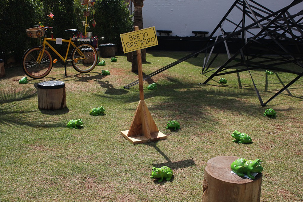 En el jardín comienza el juego de buscar la varita mágica que se perdió durante el montaje. ¿Estará con los sapos del Feitiço do sapo (Hechizo del sapo)? ¿En la bicicleta de Zoio, de ese mismo libro? ¿En el tendedero con las ropas a lunares? ¿O en el disfraz de nevera usado por Mel en Nós (Nudos)?