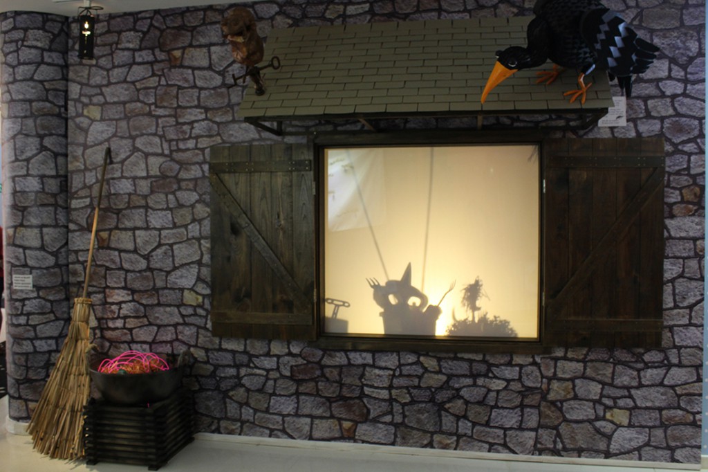 Y al lado está la casa de la bruja, con sus objetos, una ventana de sombras y una estantería llena de ingredientes para pociones y hechizos.