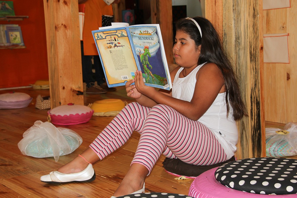 Un bosque con cojines de dulces y muñecos de los personajes invita a las personas a leer.