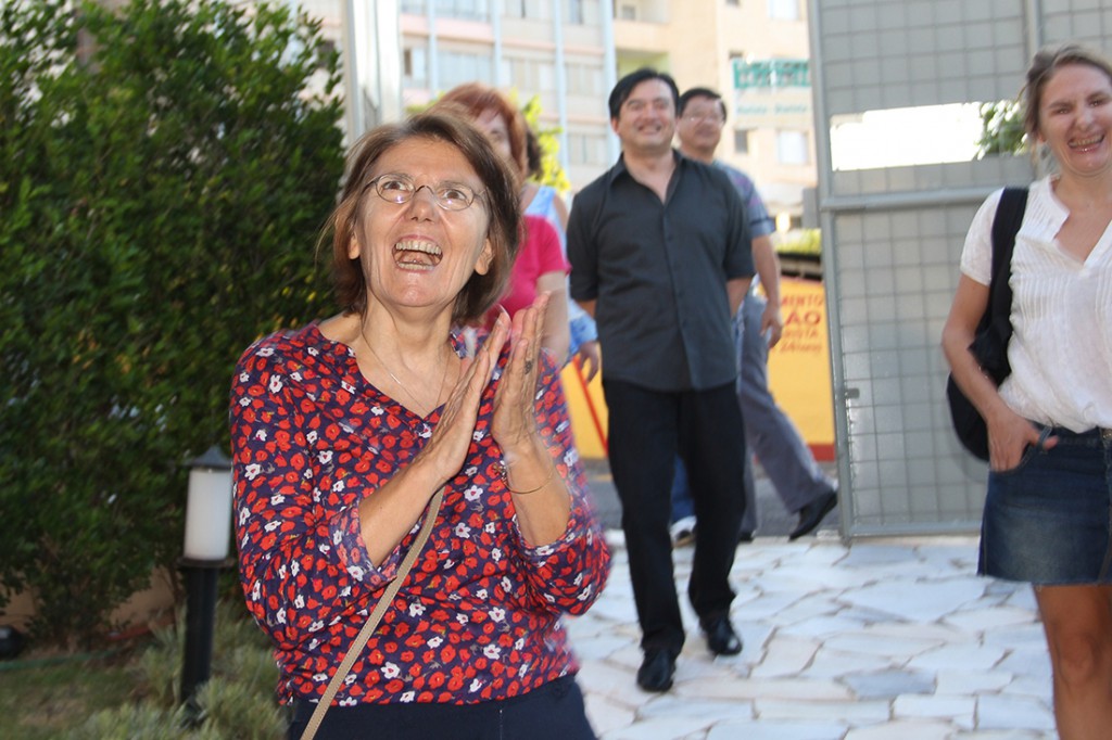 ...Y esta es la cara de Eva Furnari cuando visitó la exposición por primera vez y vio a sus cuentos saltando de los libros al mundo.