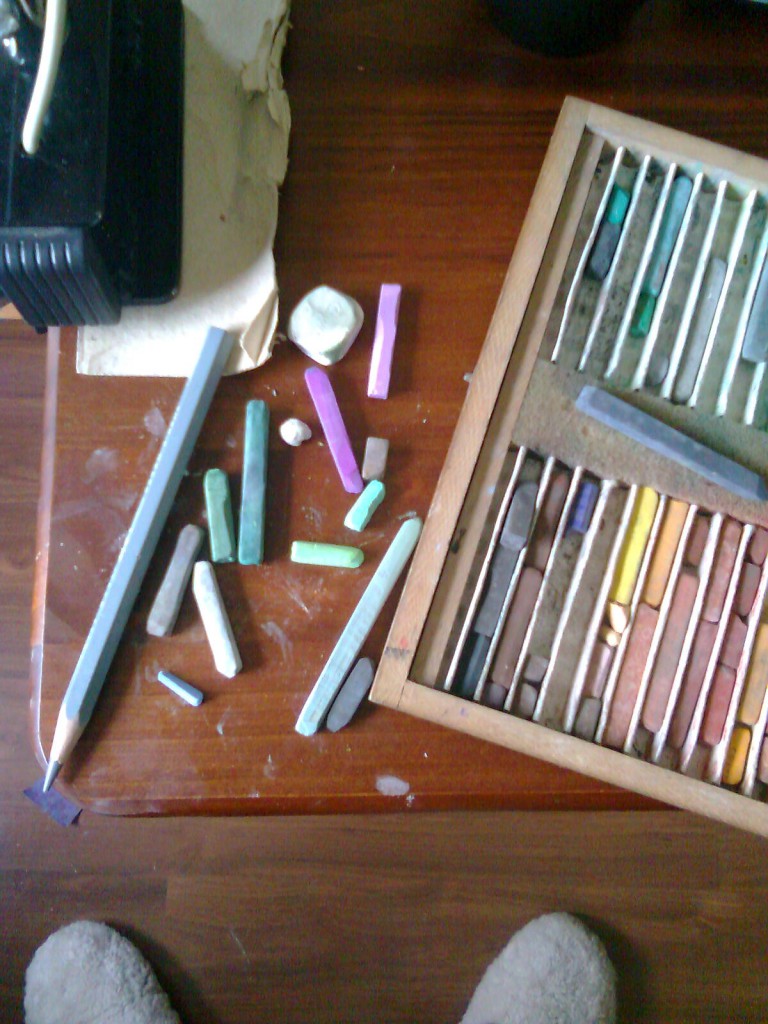 Así es el estudio de Eva, para escribir, silencio. Para dibujar, casi siempre hay una radio con música clásica o un programa de entrevistas.