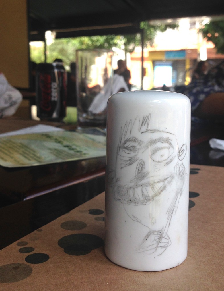 En cualquier restaurante, mientras no llega la comida…